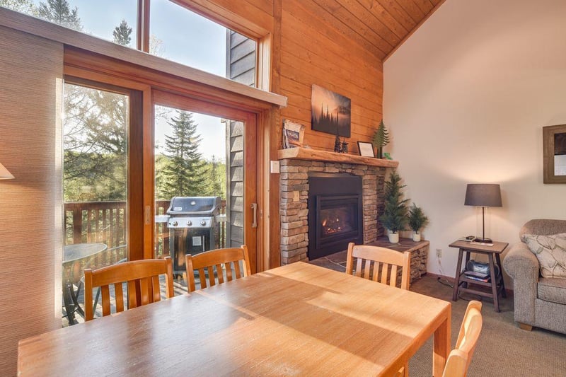 528 Moose Mountain Dr, Tofte, MN 55615