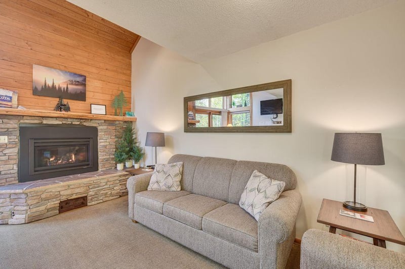 528 Moose Mountain Dr, Tofte, MN 55615
