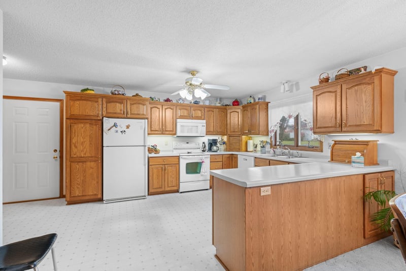 120 Grandview Dr NW, Altura, MN 55910