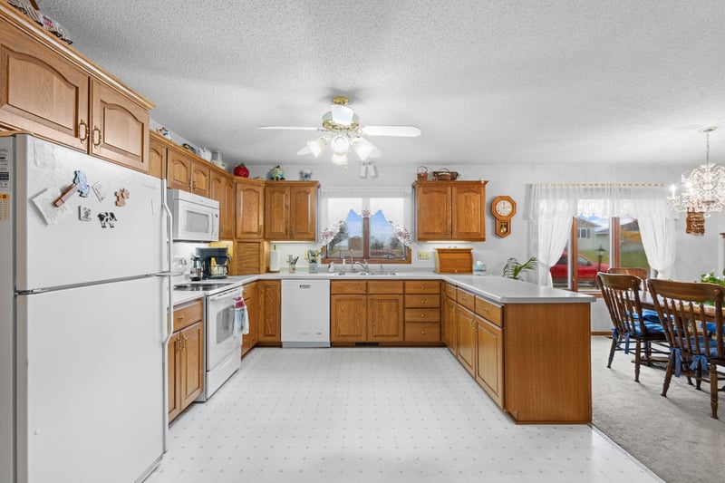 120 Grandview Dr NW, Altura, MN 55910