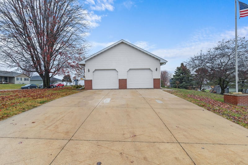 120 Grandview Dr NW, Altura, MN 55910