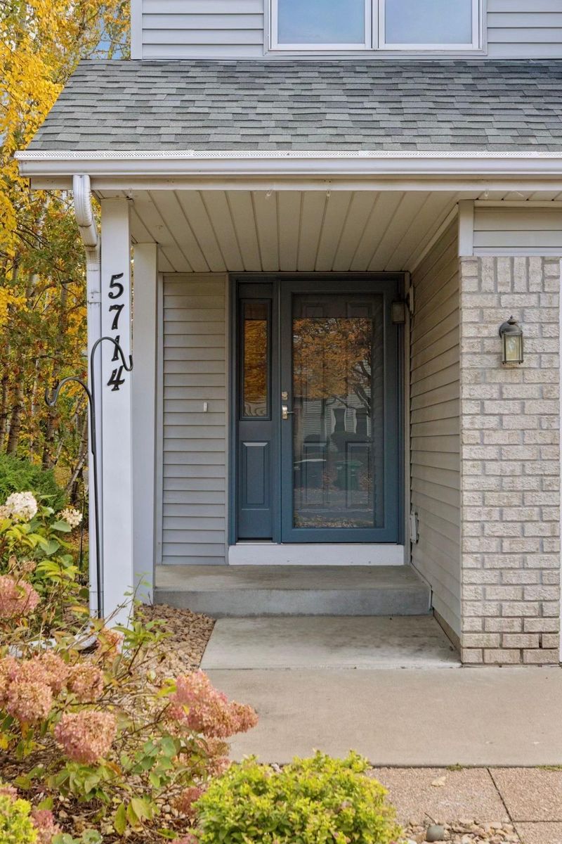5714 Birch Trl, Shoreview, MN 55126