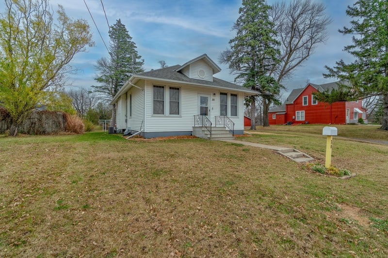 30 Estes Ave NW, Madelia, MN 56062