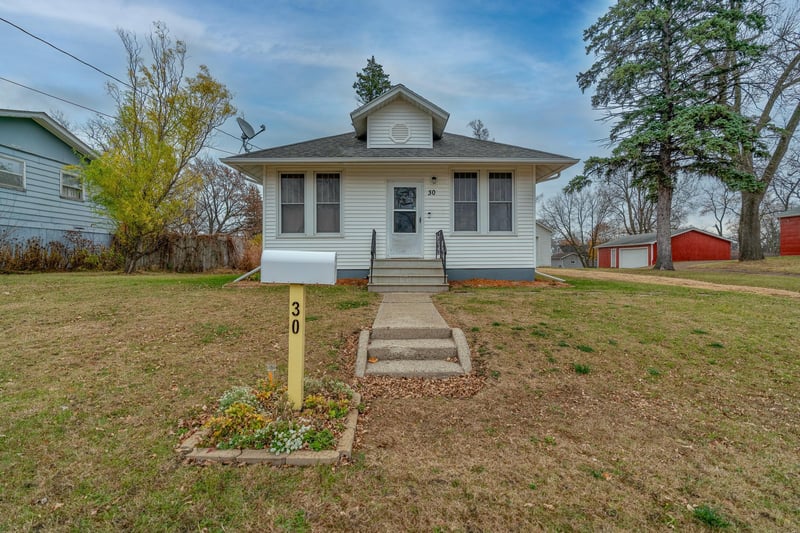 30 Estes Ave NW, Madelia, MN 56062