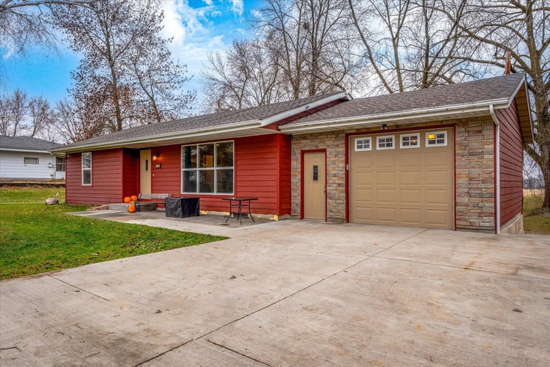 120 4th Ave N, Pease, MN 56363