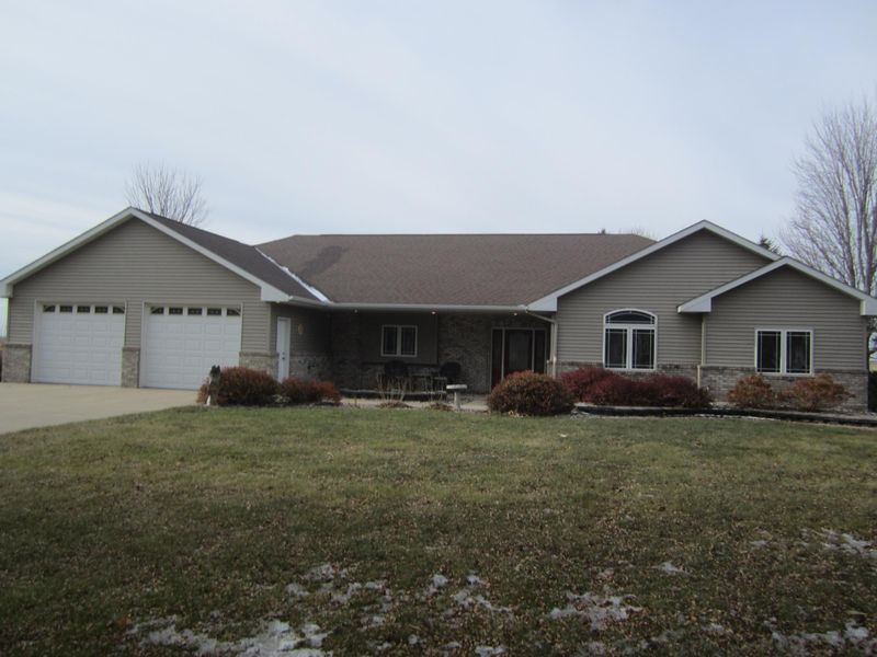 325 13th St, Clarkfield, MN 56223