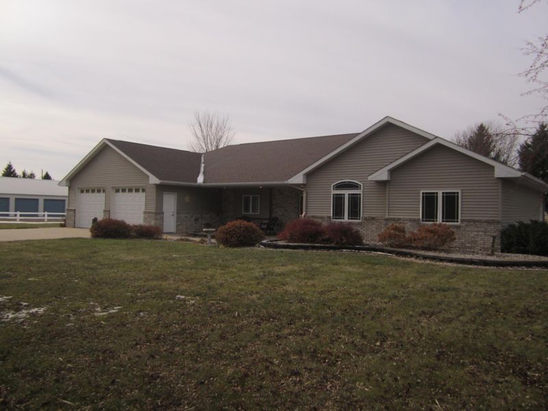 325 13th St, Clarkfield, MN 56223