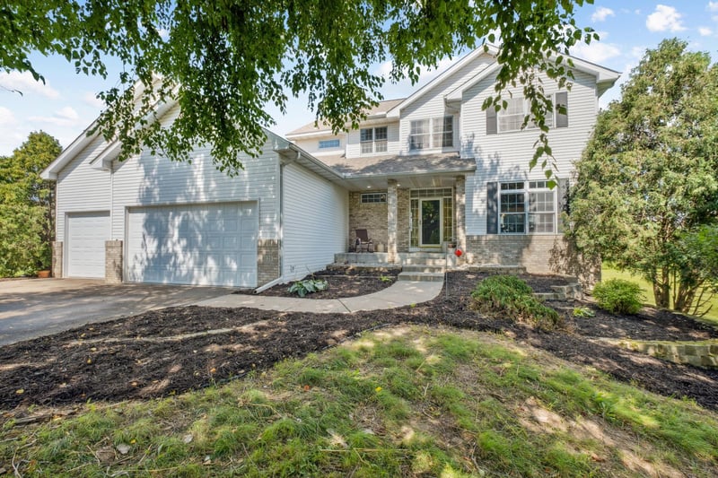 8121 Crossways Lake Dr, Columbus, MN 55025