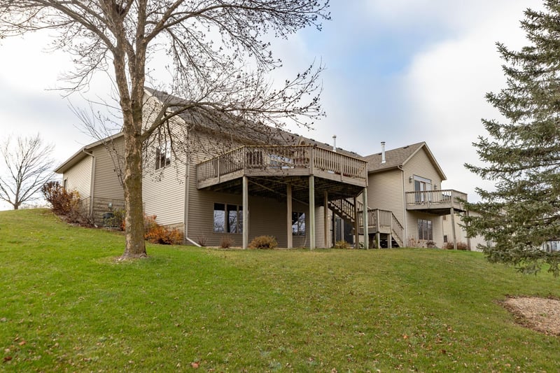 135 Quail Ridge Dr, Zumbrota, MN 55992