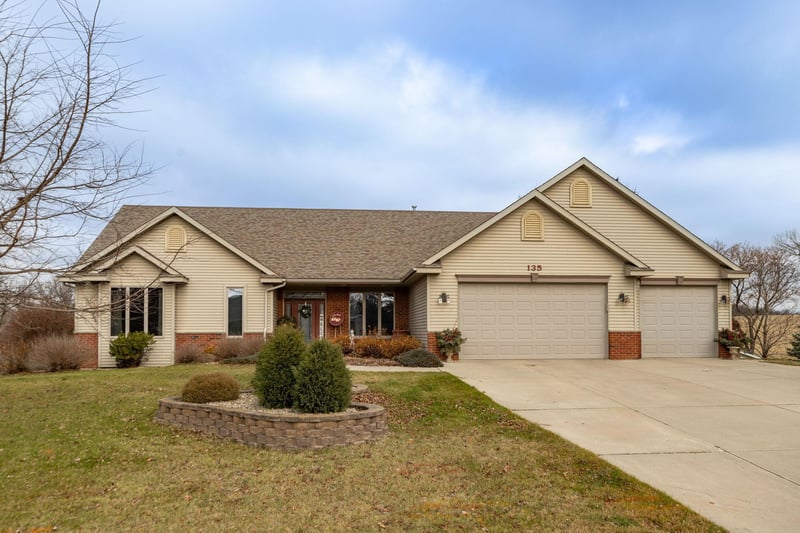135 Quail Ridge Dr, Zumbrota, MN 55992