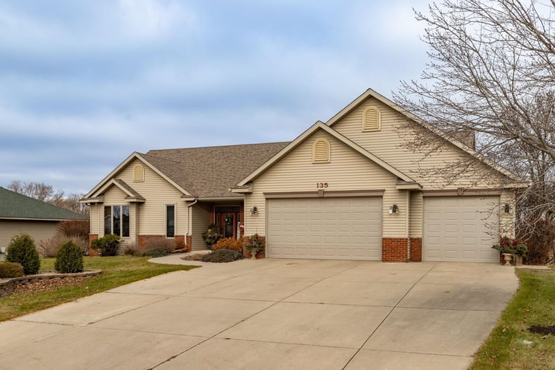 135 Quail Ridge Dr, Zumbrota, MN 55992