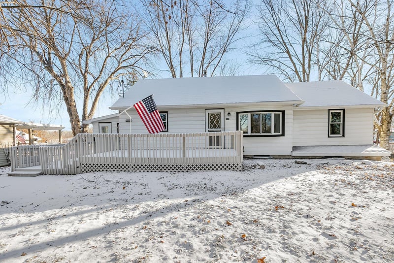 114 1 1/2 St S, Waverly, MN 55390