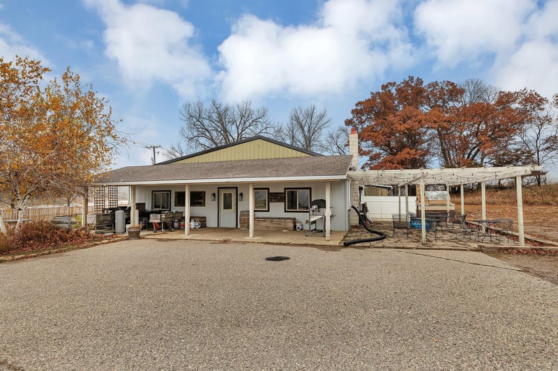 15455 Old Mill Rd, Spicer, MN 56288