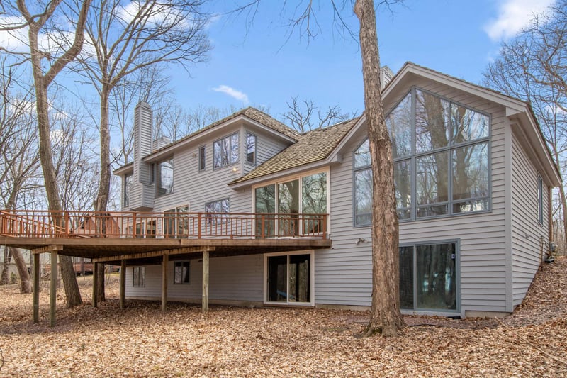 20660 Woodhaven Pl, Deephaven, MN 55331