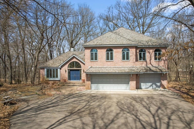 20660 Woodhaven Pl, Deephaven, MN 55331