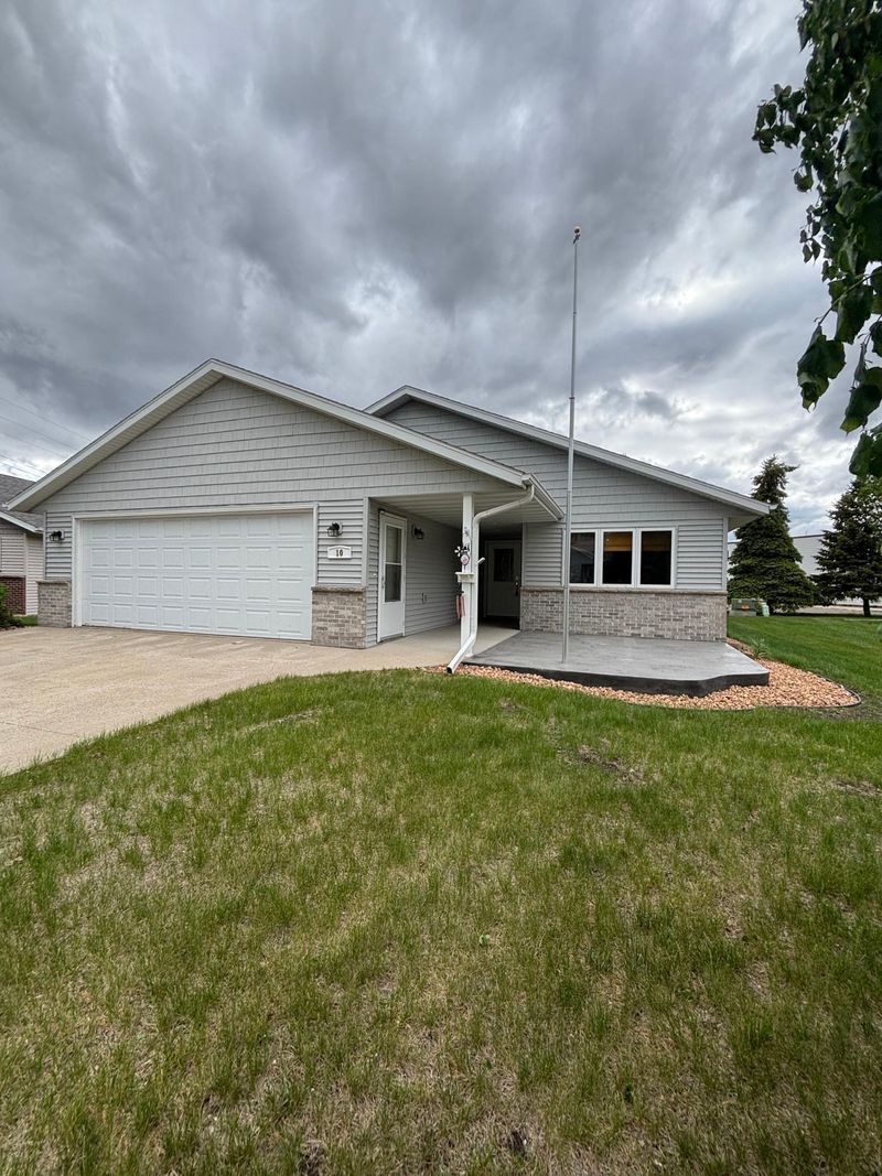 10 Townhouse Rd, Morris, MN 56267