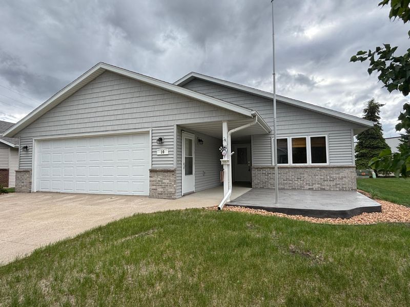 10 Townhouse Rd, Morris, MN 56267