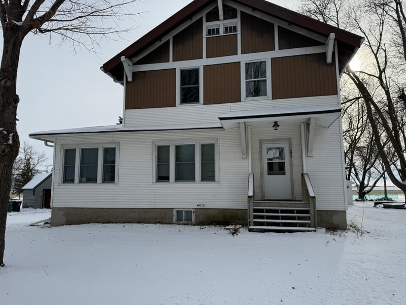 407 E 2nd St, Delavan, MN 56023