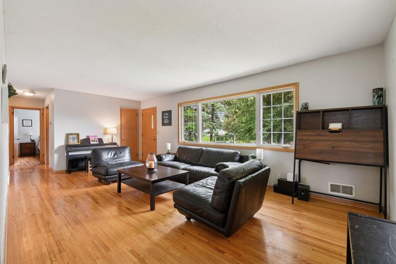 512 W 76th St, Chanhassen, MN 55317