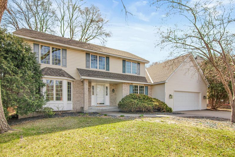 5954 Parkwood Dr, Shoreview, MN 55126