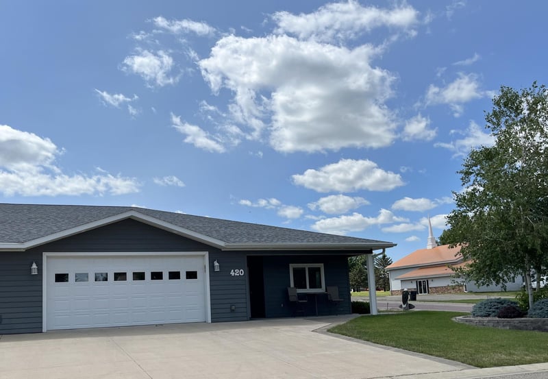 420 Riverbluff Dr, Windom, MN 56101