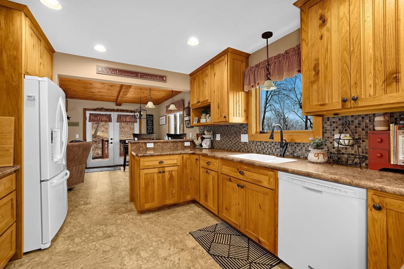 1402 Brookwood Dr, La Crescent, MN 55947