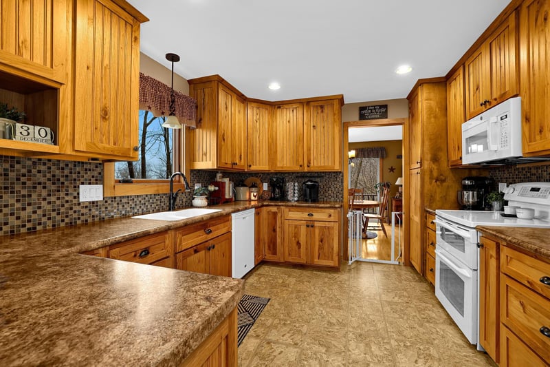 1402 Brookwood Dr, La Crescent, MN 55947