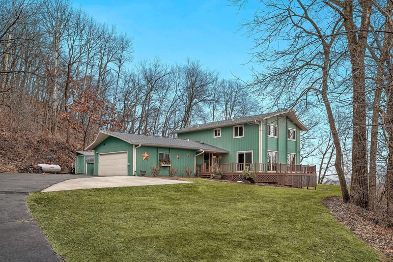 1402 Brookwood Dr, La Crescent, MN 55947