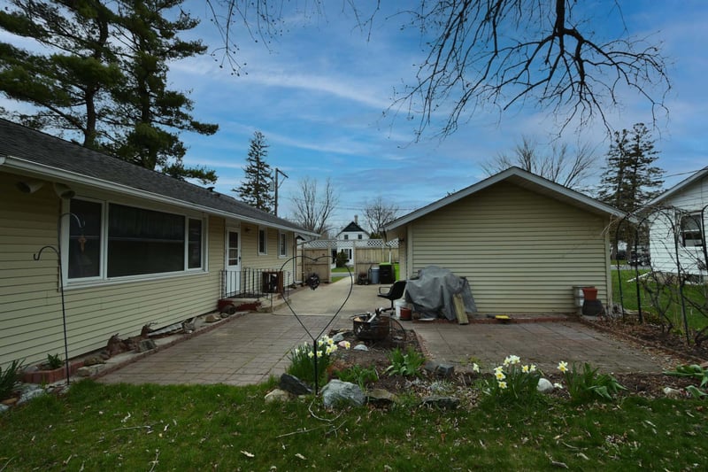 325 E 3rd St, Zumbrota, MN 55992