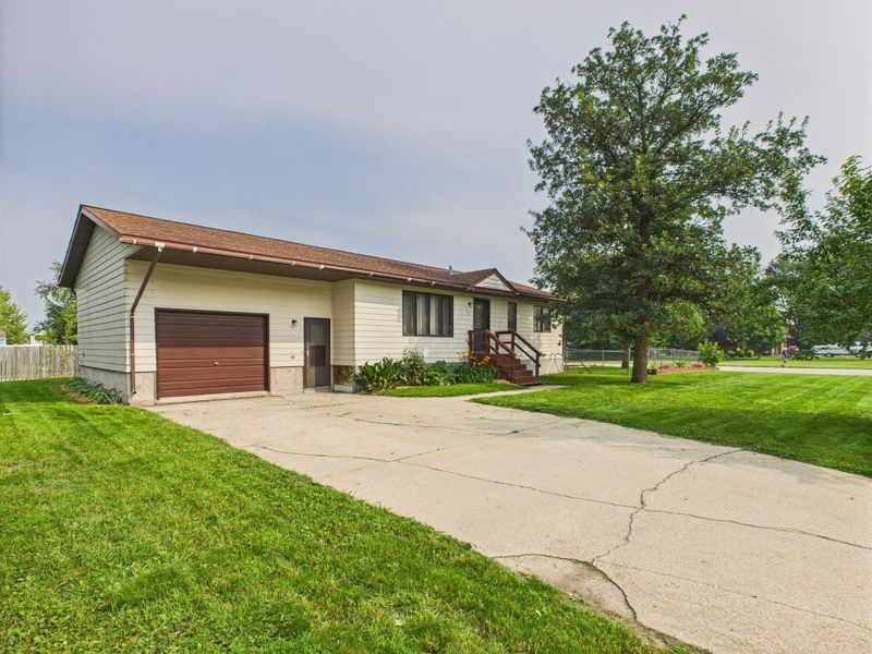 408 6th Ave SW, Warroad, MN 56763