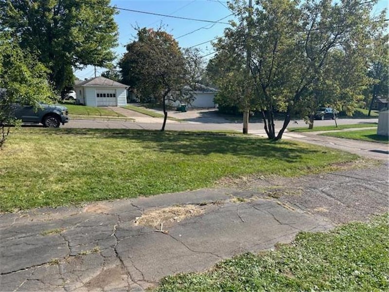 4702 W 8th St, Duluth, MN 55807