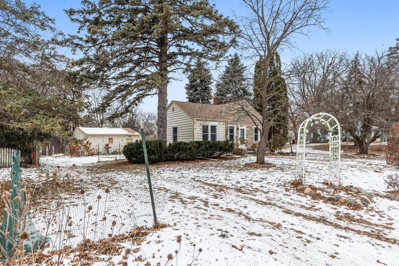 101 Kenwood Dr E, Maplewood, MN 55117