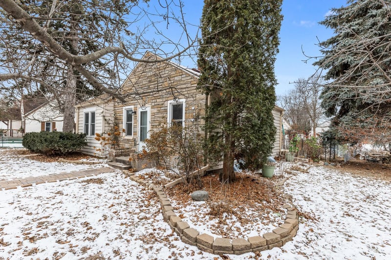 101 Kenwood Dr E, Maplewood, MN 55117