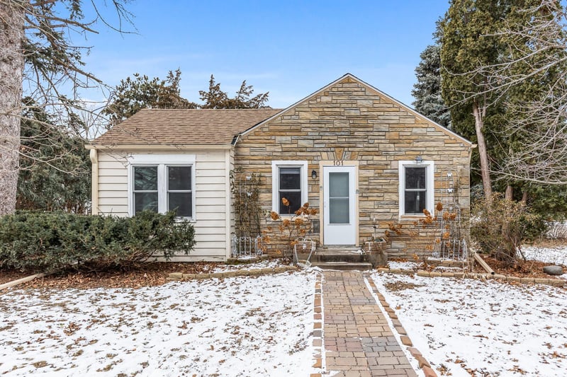 101 Kenwood Dr E, Maplewood, MN 55117