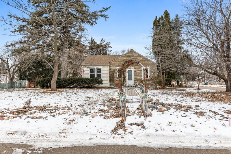 101 Kenwood Dr E, Maplewood, MN 55117