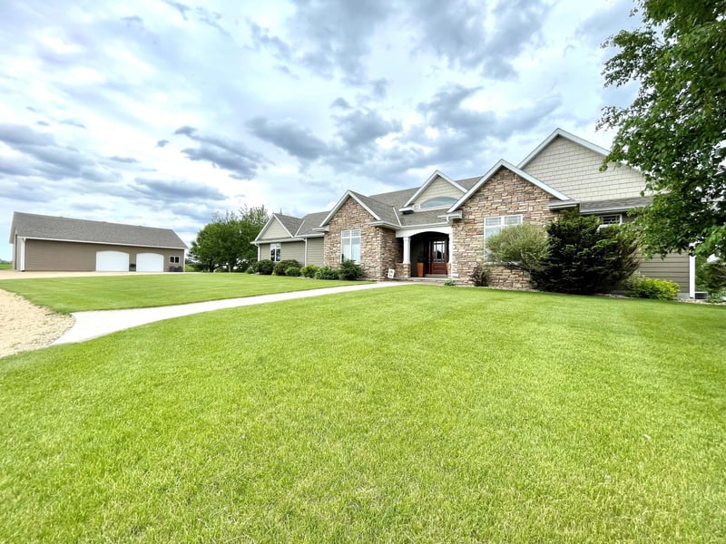 31341 297th St, Worthington, MN 56187