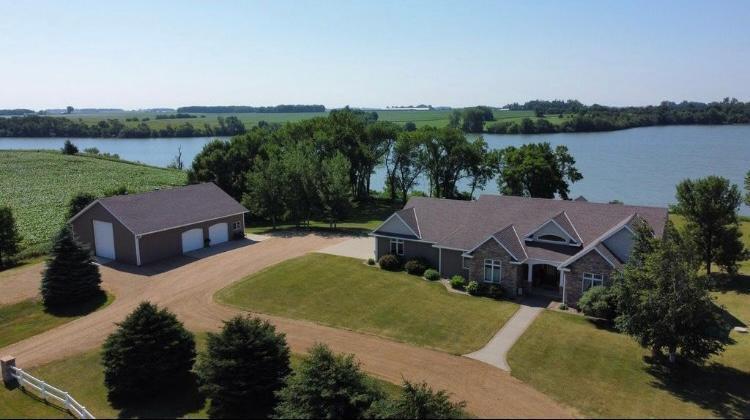 31341 297th St, Worthington, MN 56187
