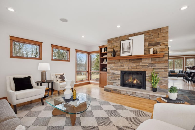 2347 Apache Ct, Mendota Heights, MN 55120