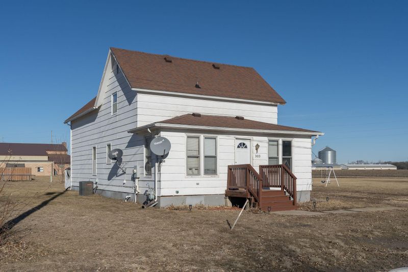 303 Hilltop St, Vernon Center, MN 56090