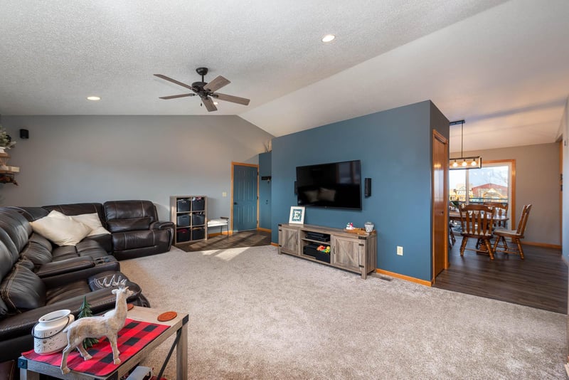 204 4th St, Nicollet, MN 56074