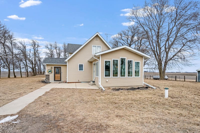 32632 85th St, Blue Earth, MN 56013