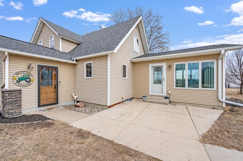 32632 85th St, Blue Earth, MN 56013