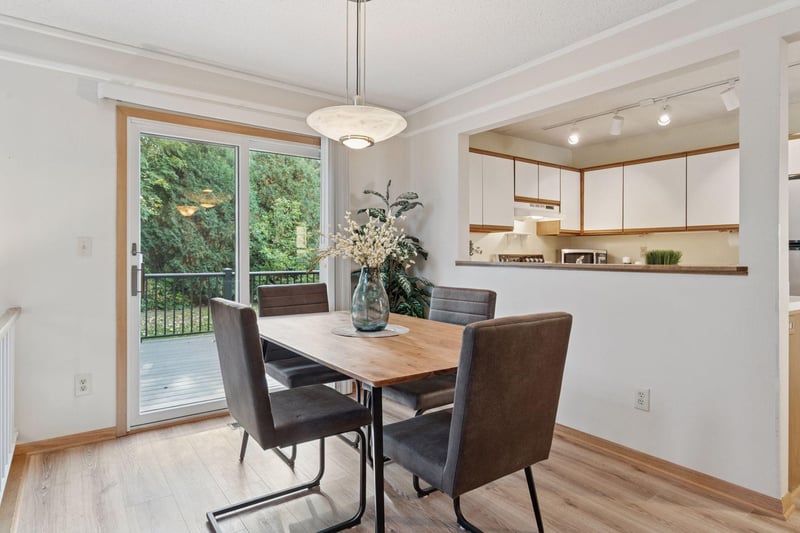 1652 Rose Hill Cir, Lauderdale, MN 55108