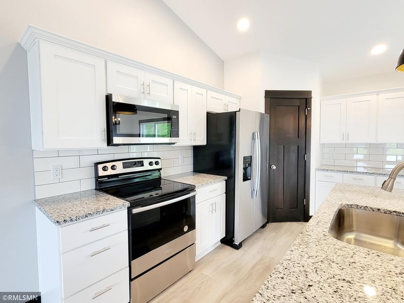 7 Marie Cir, Elysian, MN 56028
