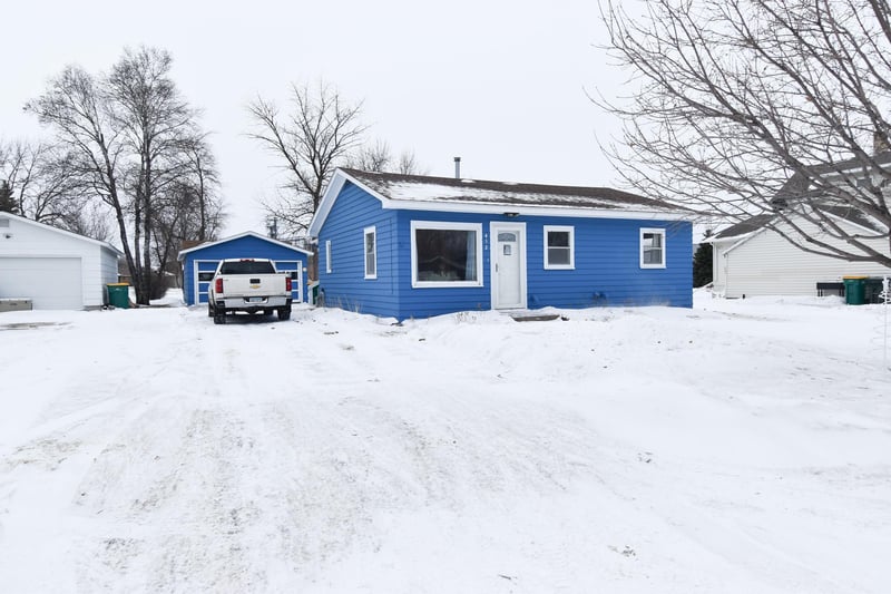 412 E Prairie Ave, Warren, MN 56762