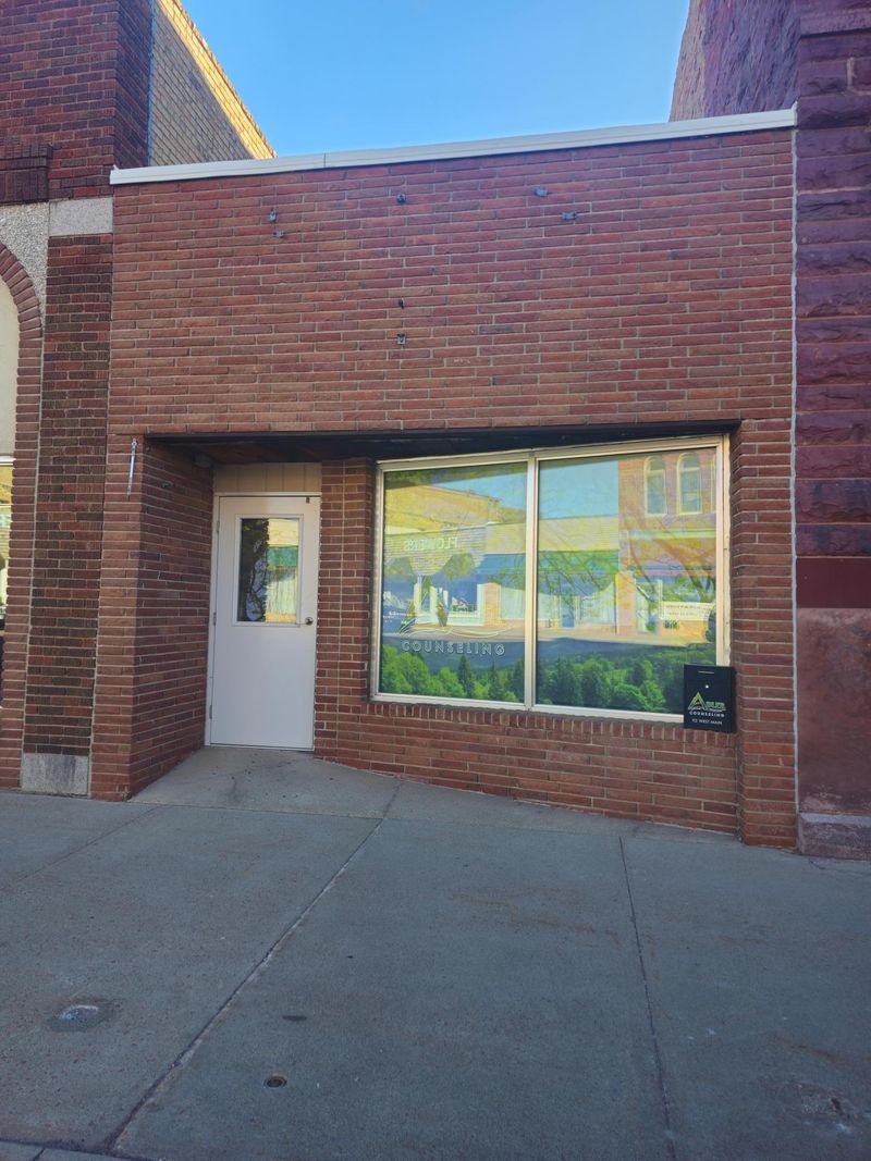 112 W Main St, Pipestone, MN 56164