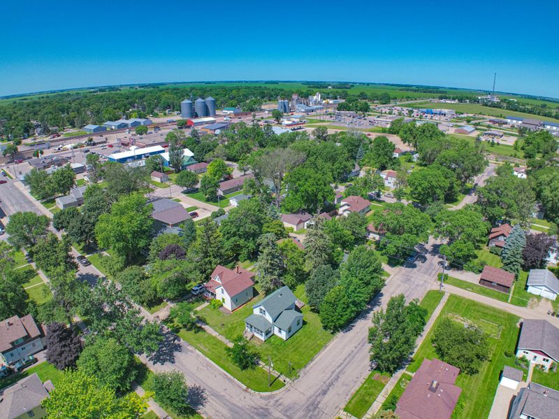 111 E 8th St, Morris, MN 56267
