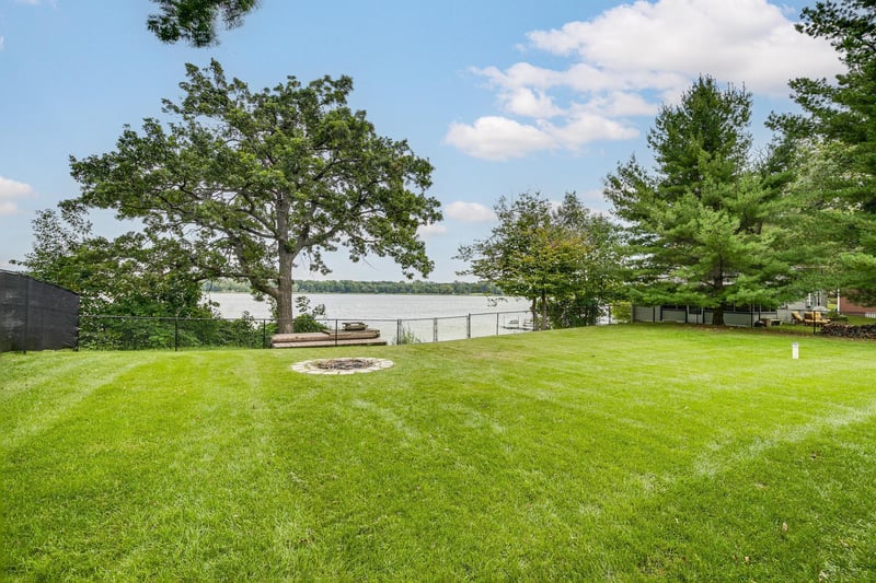 27953 Lakelawn Dr, Lindstrom, MN 55045