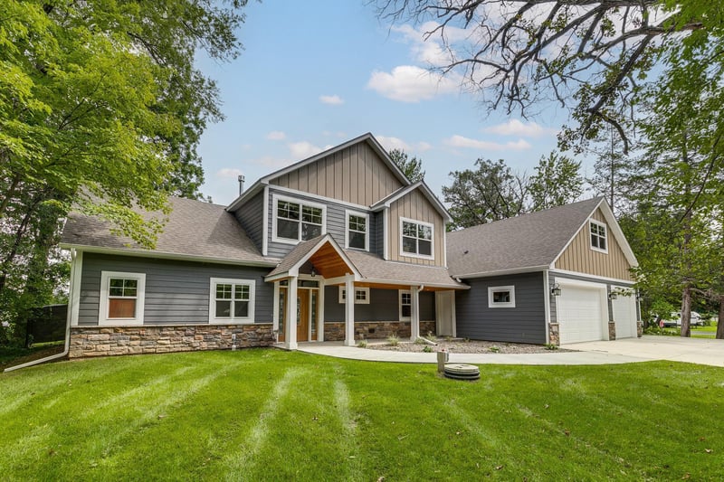 27953 Lakelawn Dr, Lindstrom, MN 55045