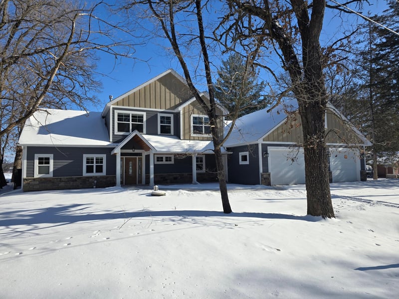 27953 Lakelawn Dr, Lindstrom, MN 55045